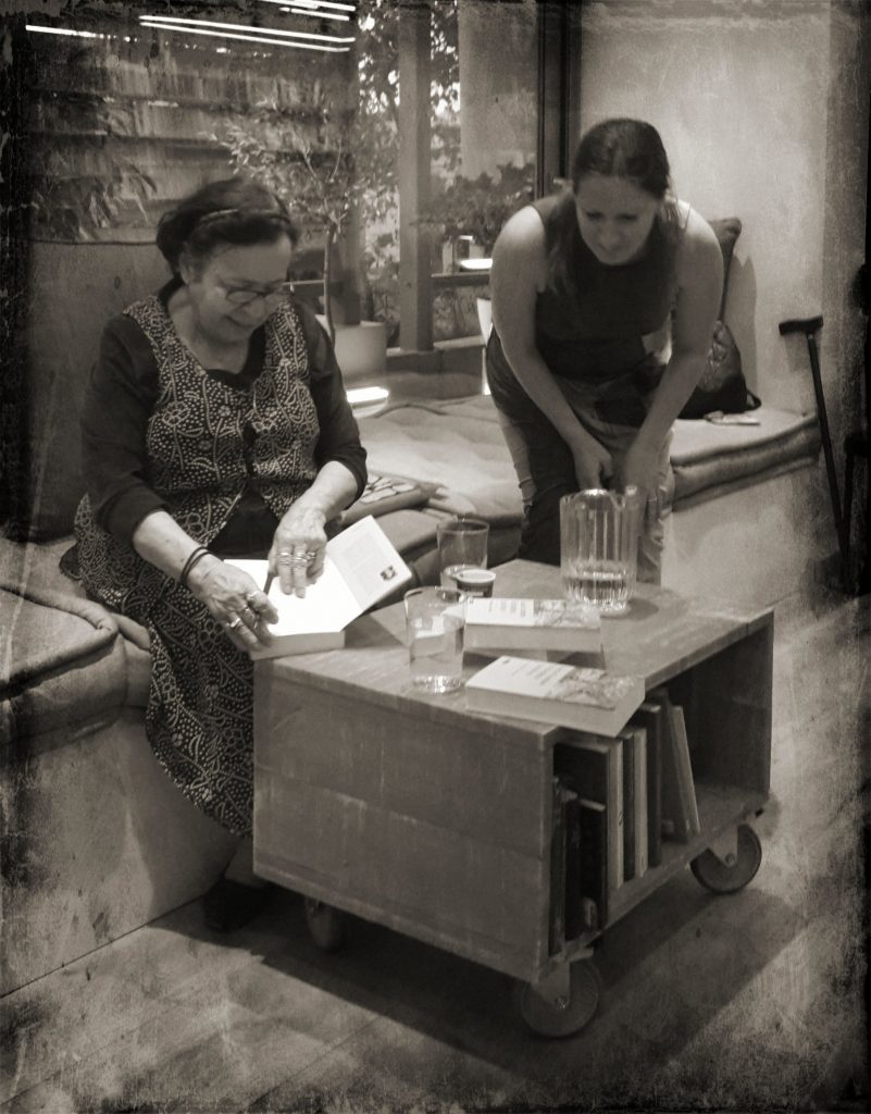 Παρουσίαση του βιβλίου της Αλκυόνης Παπαδάκη "Θα ξανάρθουν τα χελιδόνια" στο Βιβλιοπωλείο Ευριπίδης