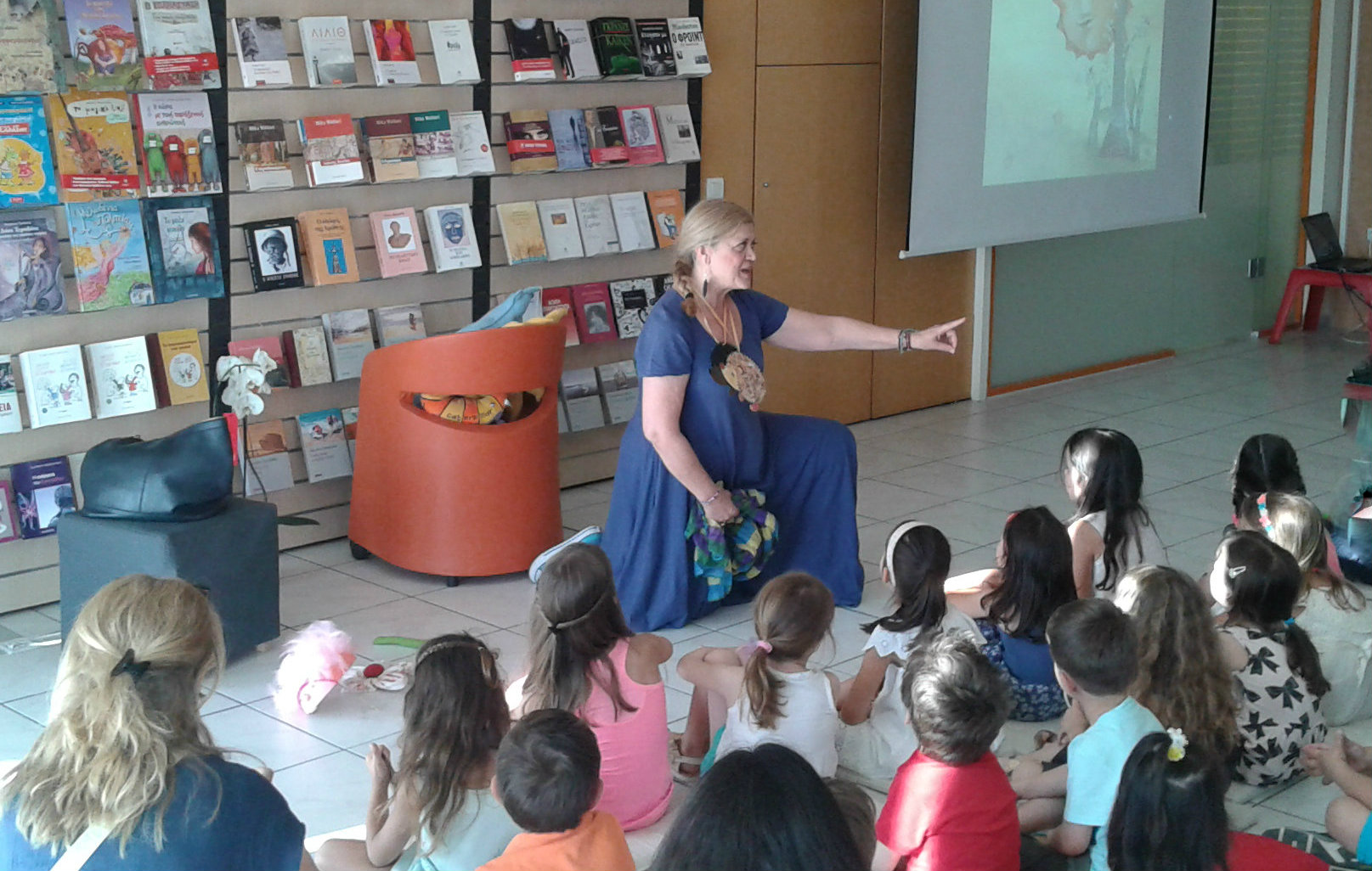 Φωτογραφίες από την παρουσίαση του βιβλίου της Ελένης Πριοβόλου "Ο Τρυφεράκανθος" με το Νηπιαγωγείο ''Εργαστήρι" στον Πολυχώρο των ΕκδόσεωνΦωτογραφίες από την παρουσίαση του βιβλίου της Ελένης Πριοβόλου "Ο Τρυφεράκανθος" με το Νηπιαγωγείο ''Εργαστήρι" στον Πολυχώρο των Εκδόσεων