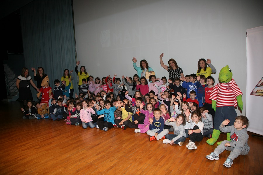 Παρουσίαση «Δύο δεινοσαυράκια γνωρίζουν τις γεύσεις της Ελλάδας» στα εκπαιδευτήρια Μαντουλίδη