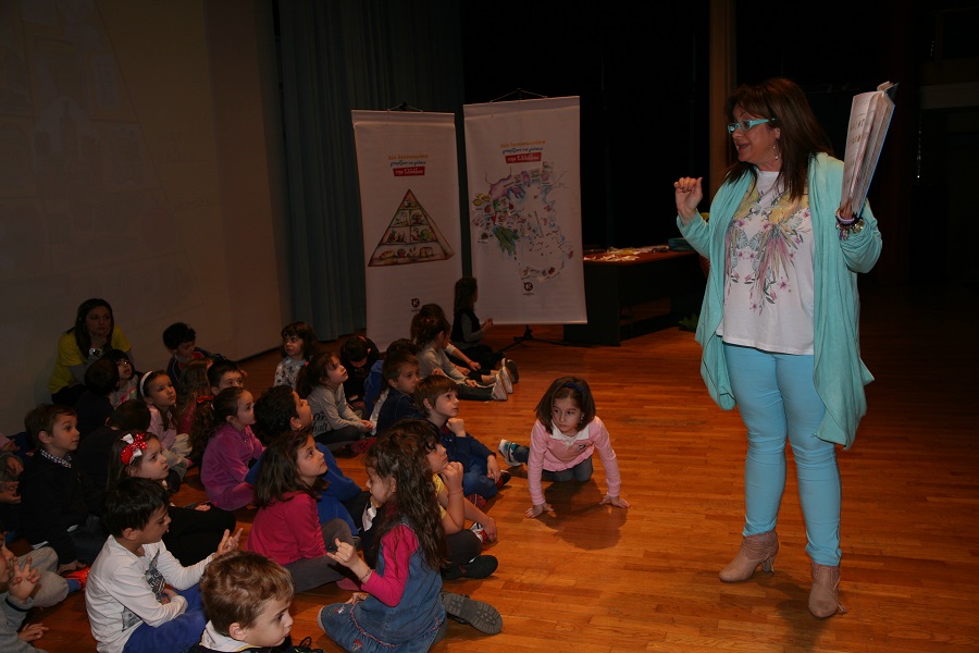 Παρουσίαση «Δύο δεινοσαυράκια γνωρίζουν τις γεύσεις της Ελλάδας» στα εκπαιδευτήρια Μαντουλίδη