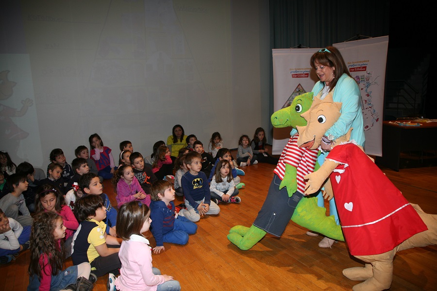 Παρουσίαση «Δύο δεινοσαυράκια γνωρίζουν τις γεύσεις της Ελλάδας» στα εκπαιδευτήρια Μαντουλίδη