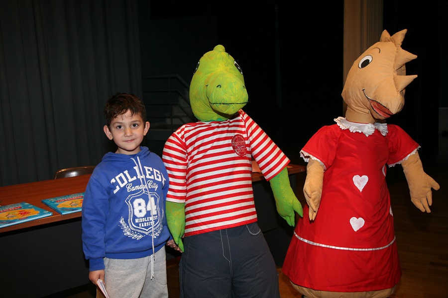 Παρουσίαση «Δύο δεινοσαυράκια γνωρίζουν τις γεύσεις της Ελλάδας» στα εκπαιδευτήρια Μαντουλίδη