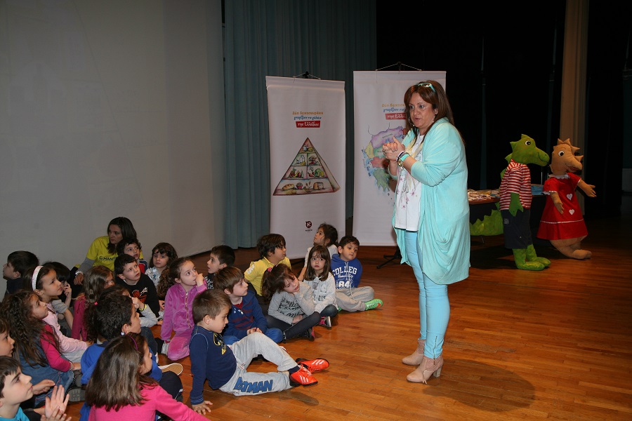 Παρουσίαση «Δύο δεινοσαυράκια γνωρίζουν τις γεύσεις της Ελλάδας» στα εκπαιδευτήρια Μαντουλίδη